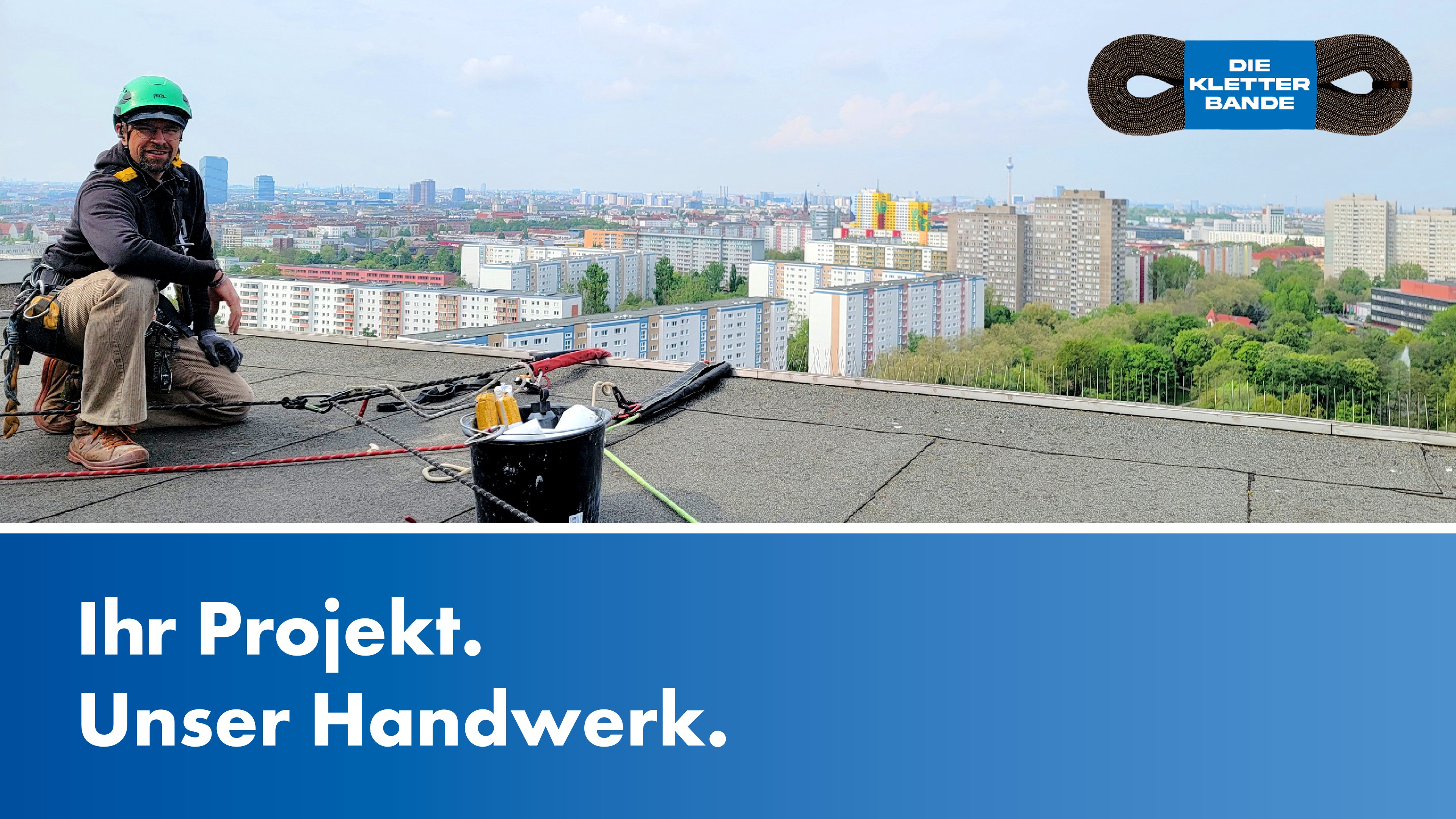 Industriekletterer auf Dach mit Stadtblick